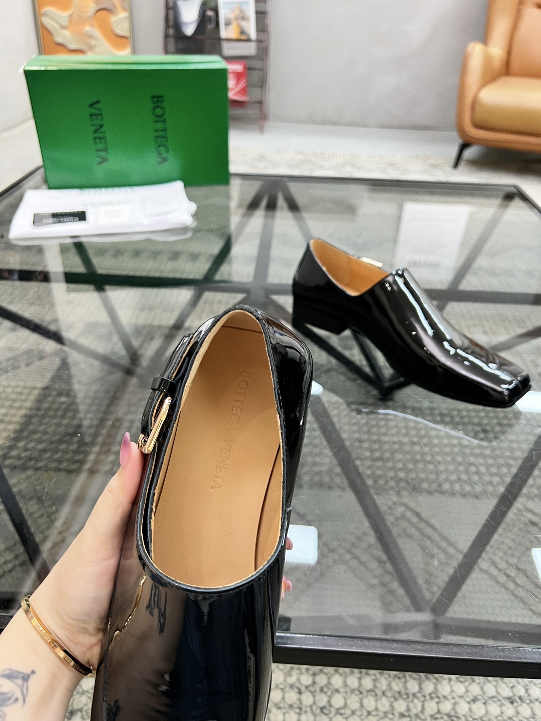 P450 B 🔍顶级代购🇮🇹 碟 炸街情侣👫款官网新品套脚皮鞋原单货专柜同步，鞋面意大利进口编织牛皮面料，潮达人爆款版面舒适大方，透气牛皮内里舒适，鞋底：原厂特供原版底，独家活动成型底超级舒适，原厂跟单货，🔍🔍高品质，可随意进出专柜，欢迎对比，女码 35-39 （订40）男码 39-44（订 38 45）