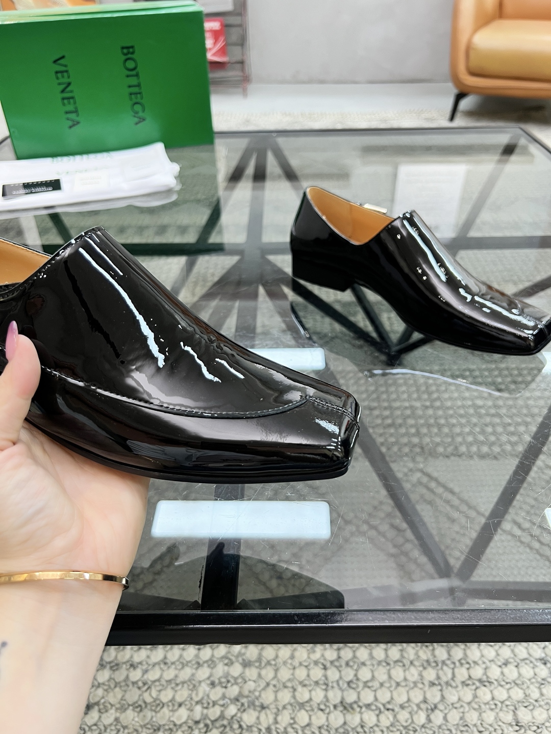 P450 B 🔍顶级代购🇮🇹 碟 炸街情侣👫款官网新品套脚皮鞋原单货专柜同步，鞋面意大利进口编织牛皮面料，潮达人爆款版面舒适大方，透气牛皮内里舒适，鞋底：原厂特供原版底，独家活动成型底超级舒适，原厂跟单货，🔍🔍高品质，可随意进出专柜，欢迎对比，女码 35-39 （订40）男码 39-44（订 38 45）