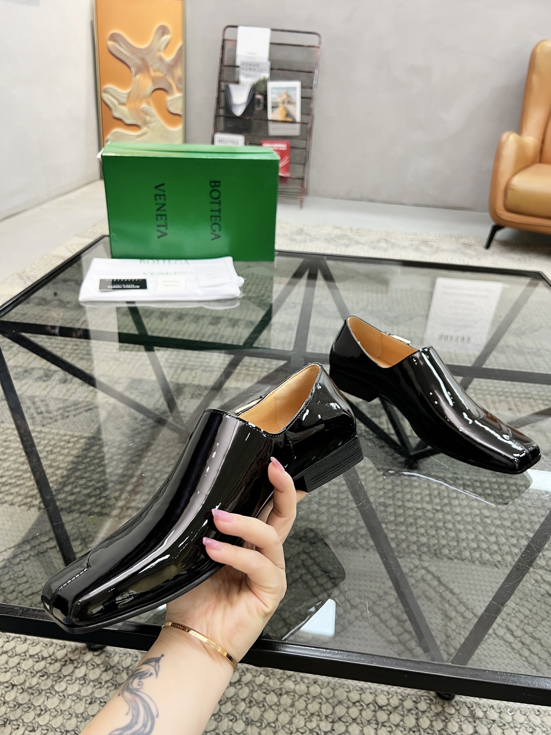 P450 B 🔍顶级代购🇮🇹 碟 炸街情侣👫款官网新品套脚皮鞋原单货专柜同步，鞋面意大利进口编织牛皮面料，潮达人爆款版面舒适大方，透气牛皮内里舒适，鞋底：原厂特供原版底，独家活动成型底超级舒适，原厂跟单货，🔍🔍高品质，可随意进出专柜，欢迎对比，女码 35-39 （订40）男码 39-44（订 38 45）