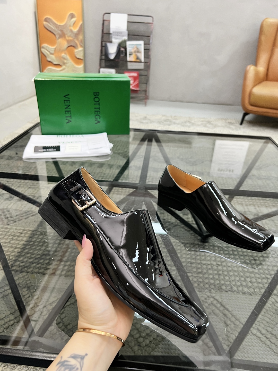 P450 B 🔍顶级代购🇮🇹 碟 炸街情侣👫款官网新品套脚皮鞋原单货专柜同步，鞋面意大利进口编织牛皮面料，潮达人爆款版面舒适大方，透气牛皮内里舒适，鞋底：原厂特供原版底，独家活动成型底超级舒适，原厂跟单货，🔍🔍高品质，可随意进出专柜，欢迎对比，女码 35-39 （订40）男码 39-44（订 38 45）