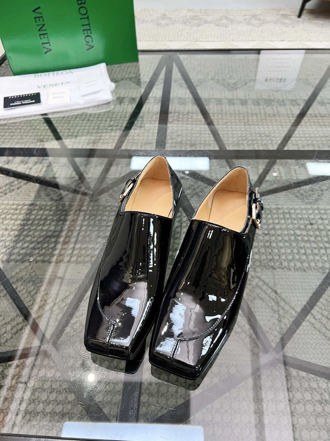 P450 B 🔍顶级代购🇮🇹 碟 炸街情侣👫款官网新品套脚皮鞋原单货专柜同步，鞋面意大利进口编织牛皮面料，潮达人爆款版面舒适大方，透气牛皮内里舒适，鞋底：原厂特供原版底，独家活动成型底超级舒适，原厂跟单货，🔍🔍高品质，可随意进出专柜，欢迎对比，女码 35-39 （订40）男码 39-44（订 38 45）