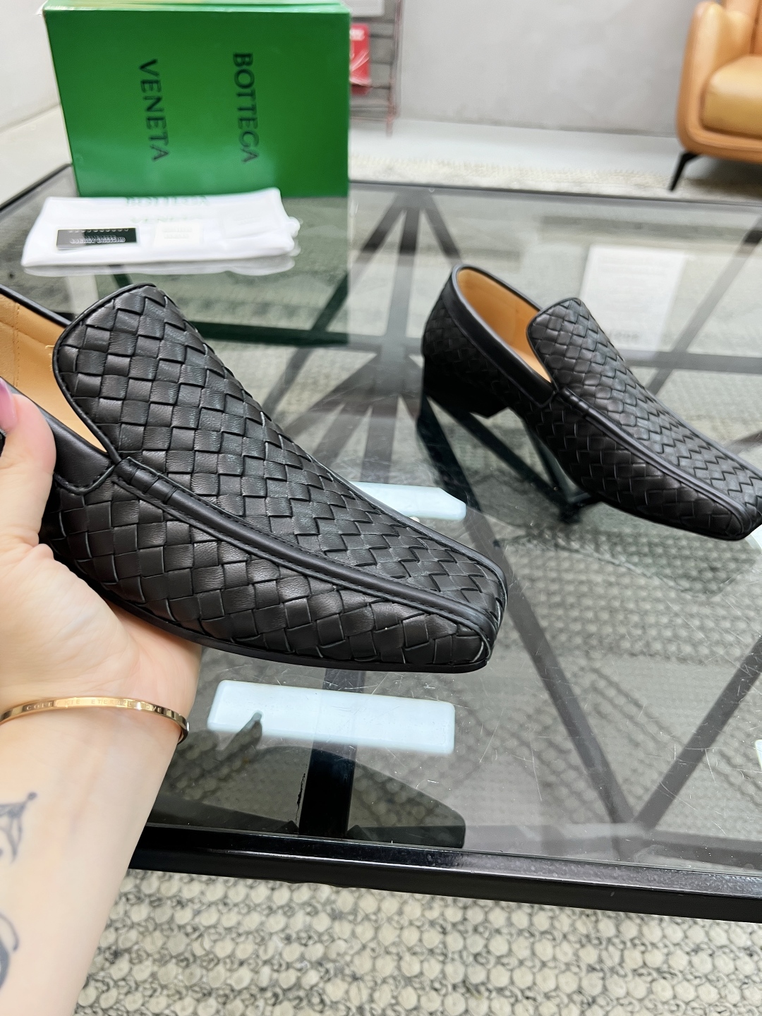  B 🔍顶级代购🇮🇹 碟 炸街情侣👫款官网新品套脚皮鞋原单货专柜同步，鞋面意大利进口编织牛皮面料，潮达人