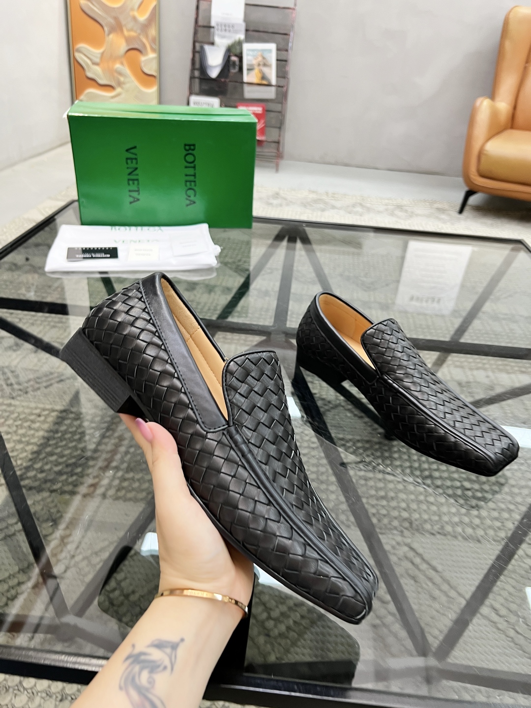  B 🔍顶级代购🇮🇹 碟 炸街情侣👫款官网新品套脚皮鞋原单货专柜同步，鞋面意大利进口编织牛皮面料，潮达人