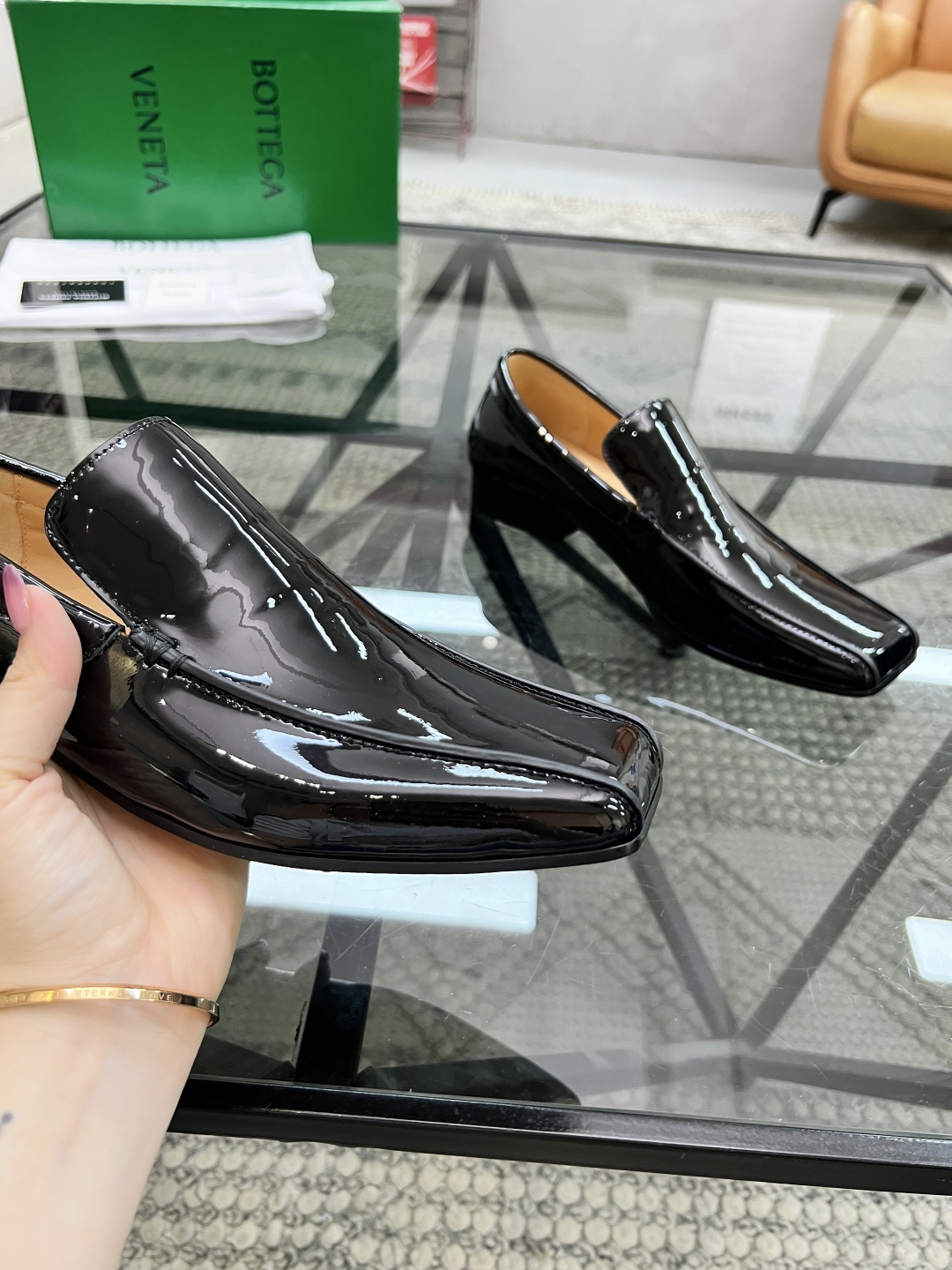 P450 B 🔍顶级代购🇮🇹 碟 炸街情侣👫款官网新品套脚皮鞋原单货专柜同步，鞋面意大利进口编织牛皮面料，潮达人爆款版面舒适大方，透气牛皮内里舒适，鞋底：原厂特供原版底，独家活动成型底超级舒适，原厂跟单货，🔍🔍高品质，可随意进出专柜，欢迎对比，女码 35-39 （订40）男码 39-44（订 38 45）