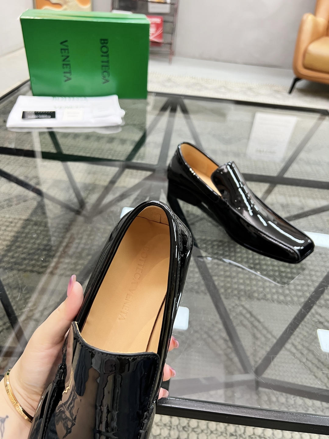 P450 B 🔍顶级代购🇮🇹 碟 炸街情侣👫款官网新品套脚皮鞋原单货专柜同步，鞋面意大利进口编织牛皮面料，潮达人爆款版面舒适大方，透气牛皮内里舒适，鞋底：原厂特供原版底，独家活动成型底超级舒适，原厂跟单货，🔍🔍高品质，可随意进出专柜，欢迎对比，女码 35-39 （订40）男码 39-44（订 38 45）