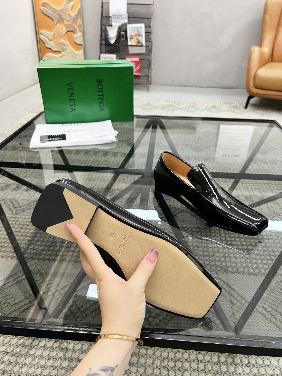 P450 B 🔍顶级代购🇮🇹 碟 炸街情侣👫款官网新品套脚皮鞋原单货专柜同步，鞋面意大利进口编织牛皮面料，潮达人爆款版面舒适大方，透气牛皮内里舒适，鞋底：原厂特供原版底，独家活动成型底超级舒适，原厂跟单货，🔍🔍高品质，可随意进出专柜，欢迎对比，女码 35-39 （订40）男码 39-44（订 38 45）