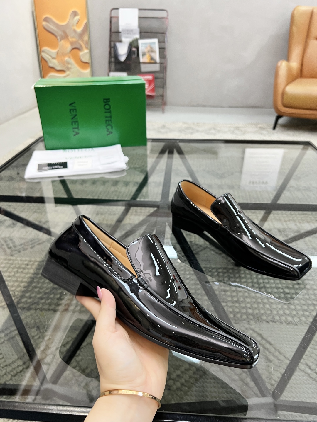 P450 B 🔍顶级代购🇮🇹 碟 炸街情侣👫款官网新品套脚皮鞋原单货专柜同步，鞋面意大利进口编织牛皮面料，潮达人爆款版面舒适大方，透气牛皮内里舒适，鞋底：原厂特供原版底，独家活动成型底超级舒适，原厂跟单货，🔍🔍高品质，可随意进出专柜，欢迎对比，女码 35-39 （订40）男码 39-44（订 38 45）