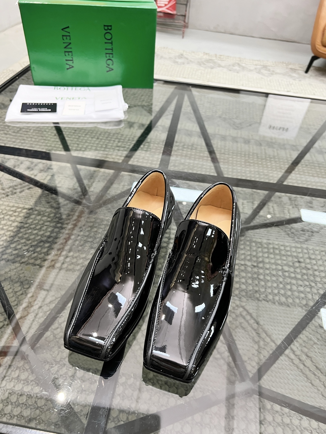 P450 B 🔍顶级代购🇮🇹 碟 炸街情侣👫款官网新品套脚皮鞋原单货专柜同步，鞋面意大利进口编织牛皮面料，潮达人爆款版面舒适大方，透气牛皮内里舒适，鞋底：原厂特供原版底，独家活动成型底超级舒适，原厂跟单货，🔍🔍高品质，可随意进出专柜，欢迎对比，女码 35-39 （订40）男码 39-44（订 38 45）