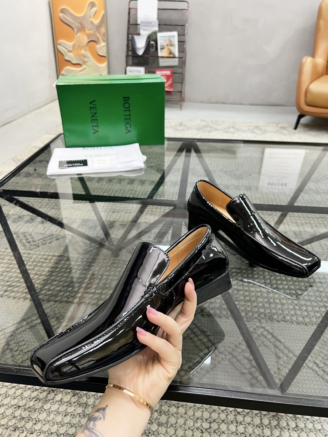 P450 B 🔍顶级代购🇮🇹 碟 炸街情侣👫款官网新品套脚皮鞋原单货专柜同步，鞋面意大利进口编织牛皮面料，潮达人爆款版面舒适大方，透气牛皮内里舒适，鞋底：原厂特供原版底，独家活动成型底超级舒适，原厂跟单货，🔍🔍高品质，可随意进出专柜，欢迎对比，女码 35-39 （订40）男码 39-44（订 38 45）