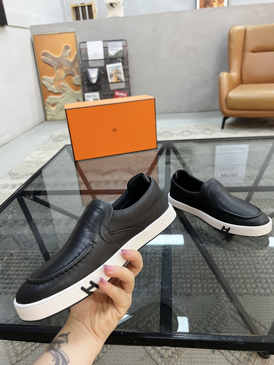 P350 H 🔍顶级代购🇮🇹 爱 超人气男神运动鞋新品来袭专柜同步发售原厂配置，意大利进口原版牛皮面料，透气舒适驾车必备，柔软舒适牛皮内里垫，鞋底：原厂特供原版底超级舒适，原厂跟单货 🔍🔍高品质，可随意进出专柜，欢迎对比专柜同步，码数 39-44（订 38 45 ）
