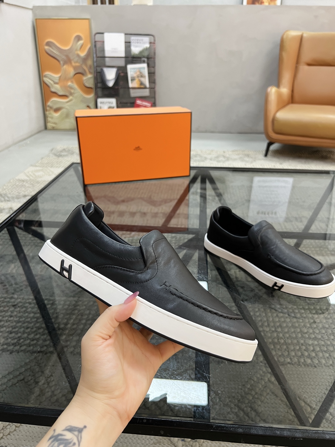 P350 H 🔍顶级代购🇮🇹 爱 超人气男神运动鞋新品来袭专柜同步发售原厂配置，意大利进口原版牛皮面料，透气舒适驾车必备，柔软舒适牛皮内里垫，鞋底：原厂特供原版底超级舒适，原厂跟单货 🔍🔍高品质，可随意进出专柜，欢迎对比专柜同步，码数 39-44（订 38 45 ）