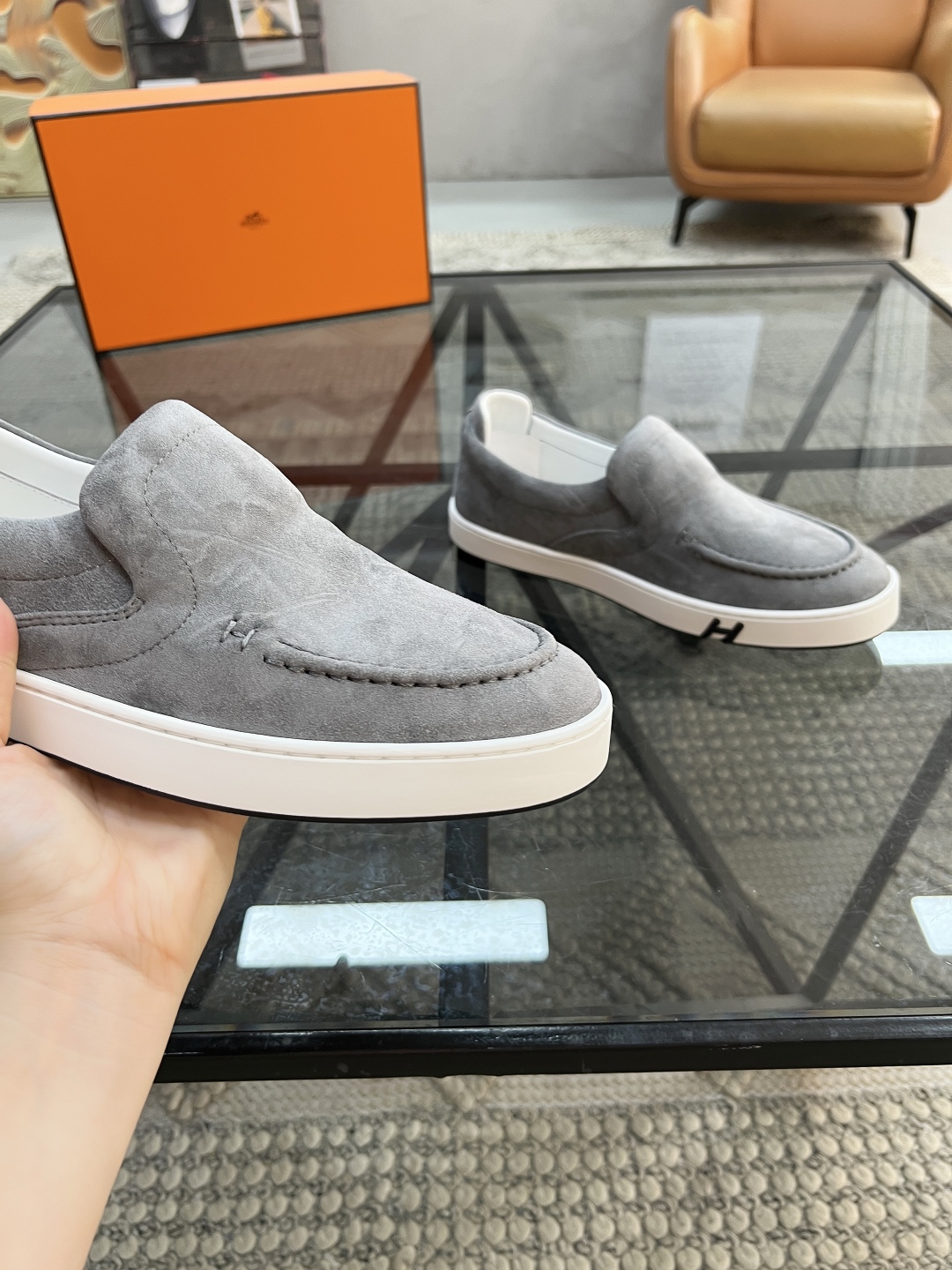 P350 H 🔍顶级代购🇮🇹 爱 超人气男神运动鞋新品来袭专柜同步发售原厂配置，意大利进口原版牛皮面料，透气舒适驾车必备，柔软舒适牛皮内里垫，鞋底：原厂特供原版底超级舒适，原厂跟单货 🔍🔍高品质，可随意进出专柜，欢迎对比专柜同步，码数 39-44（订 38 45 ）