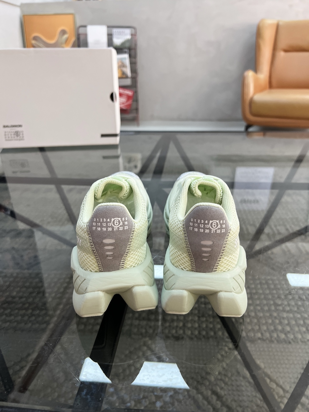  S 🔍顶级代购🇮🇹 萨 炸街情侣👫款官网新品原单货专柜同步，鞋面意大利进口滴胶搭配网纱面料，潮达人爆款