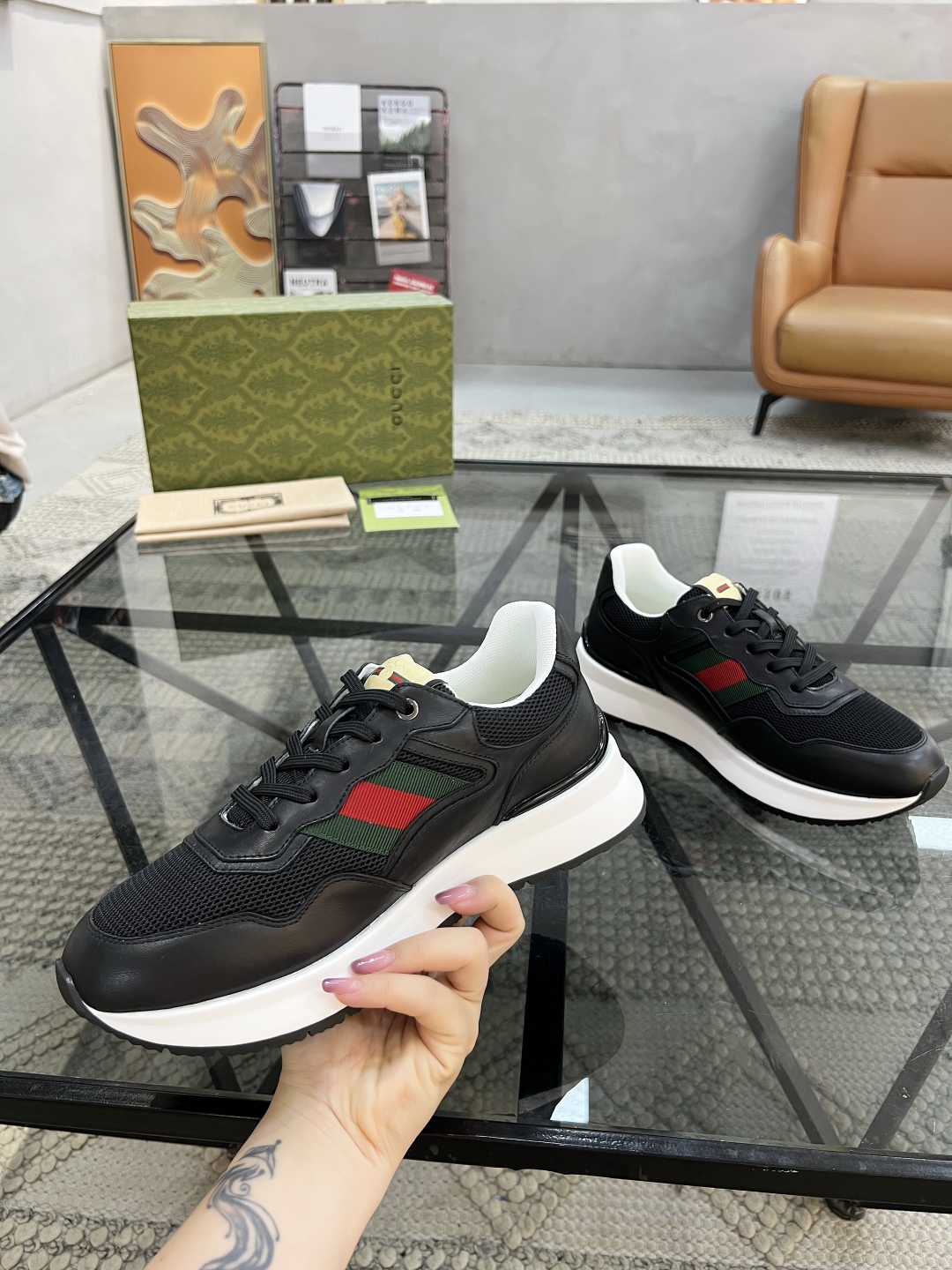  G 🔍顶级代购🇮🇹 古 炸街男神新品来袭，超人气爆款专柜新款，原厂配置意大利进口牛皮搭配网布面料，高品