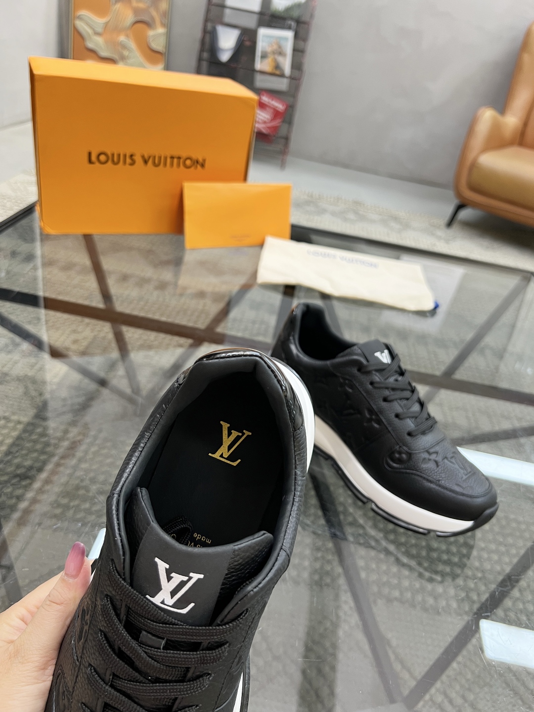  L 🔍顶级代购🇮🇹 路 炸街男神运动鞋新品来袭专柜同步发售原厂配置，意大利进口原版牛皮面料，高品质压花