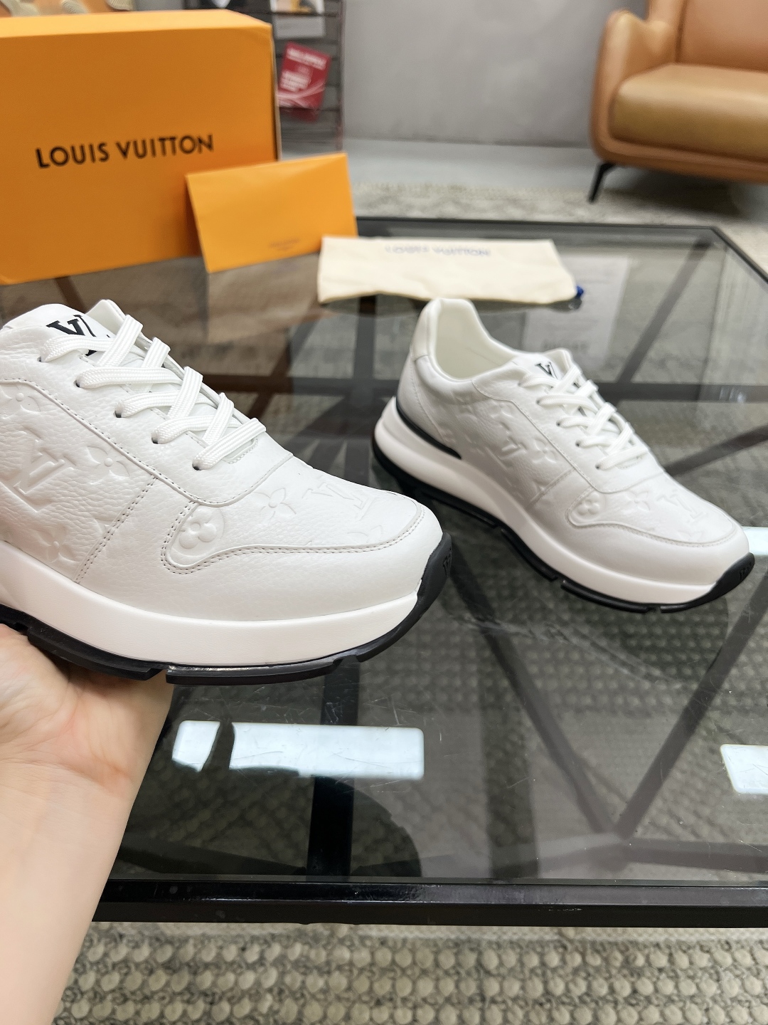  L 🔍顶级代购🇮🇹 路 炸街男神运动鞋新品来袭专柜同步发售原厂配置，意大利进口原版牛皮面料，高品质压花