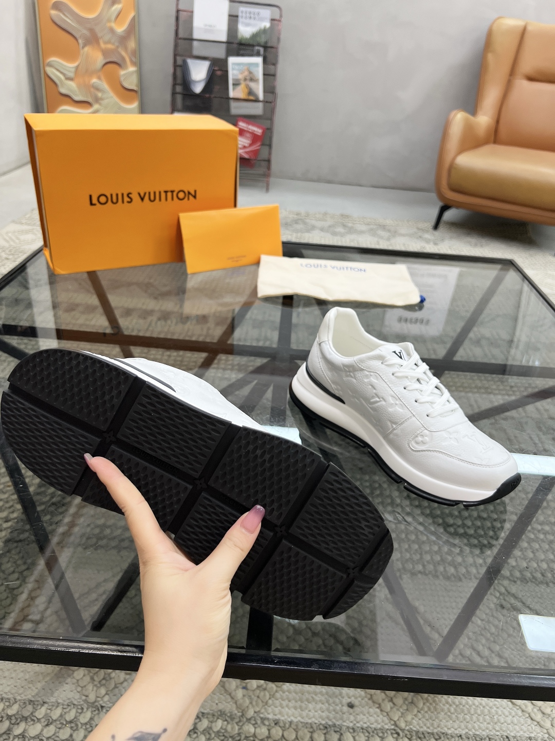  L 🔍顶级代购🇮🇹 路 炸街男神运动鞋新品来袭专柜同步发售原厂配置，意大利进口原版牛皮面料，高品质压花