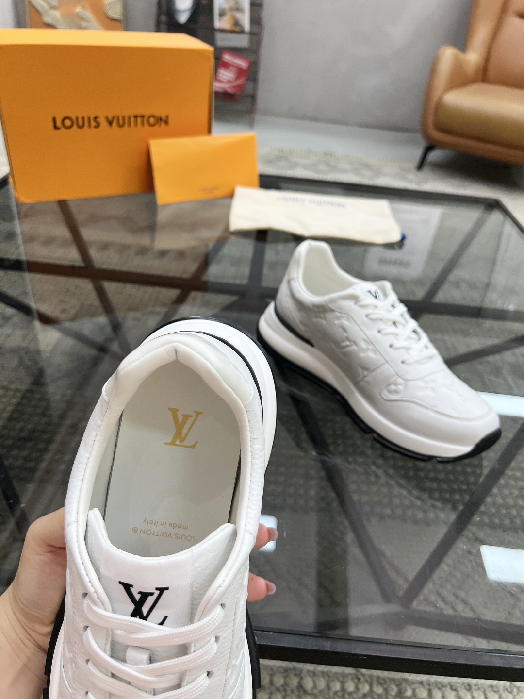  L 🔍顶级代购🇮🇹 路 炸街男神运动鞋新品来袭专柜同步发售原厂配置，意大利进口原版牛皮面料，高品质压花