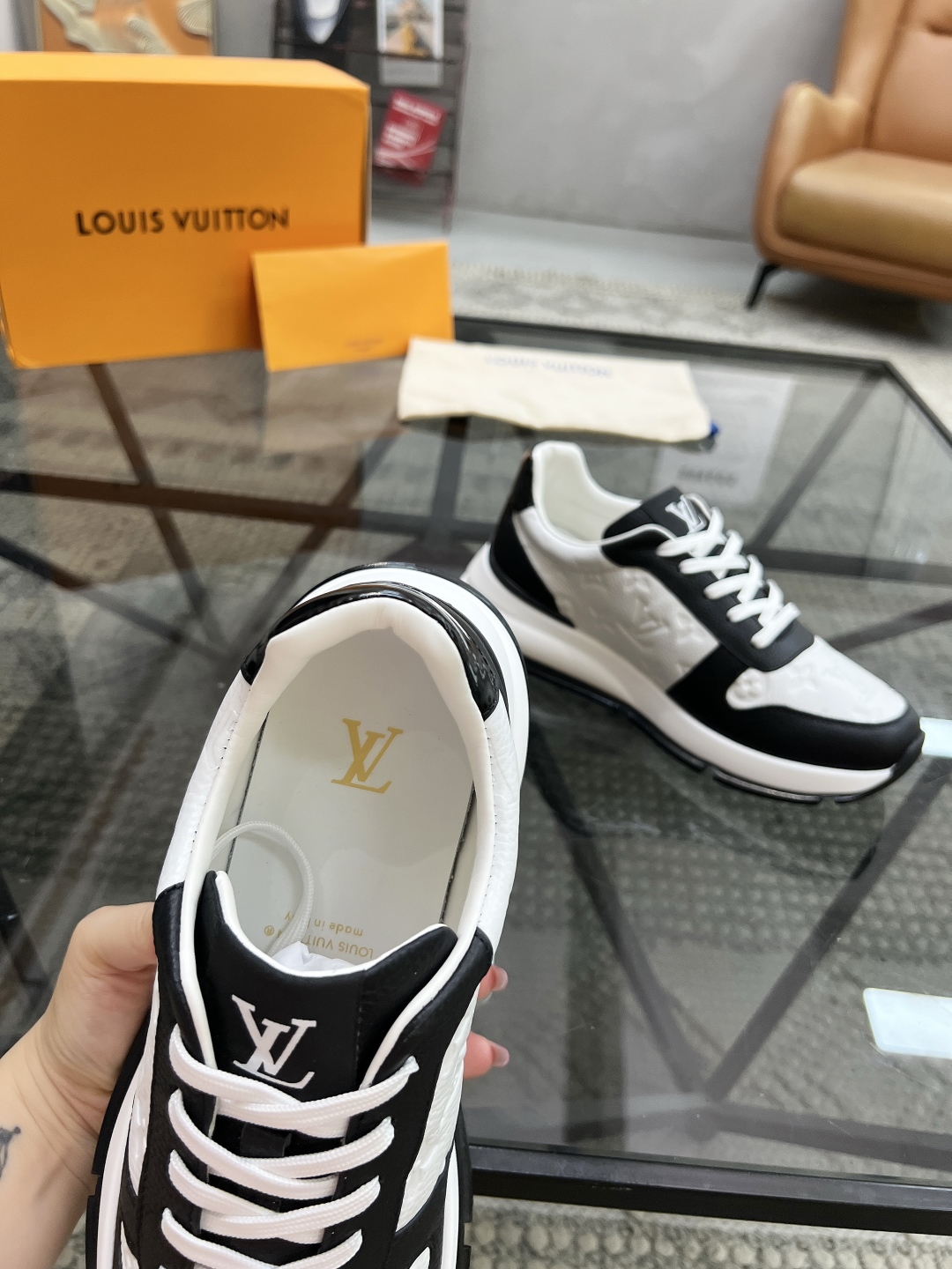  L 🔍顶级代购🇮🇹 路 炸街男神运动鞋新品来袭专柜同步发售原厂配置，意大利进口原版牛皮面料，高品质压花