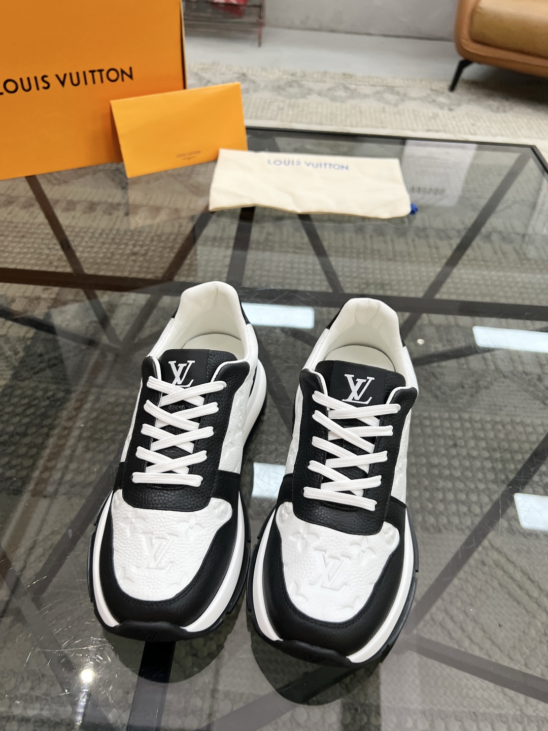  L 🔍顶级代购🇮🇹 路 炸街男神运动鞋新品来袭专柜同步发售原厂配置，意大利进口原版牛皮面料，高品质压花