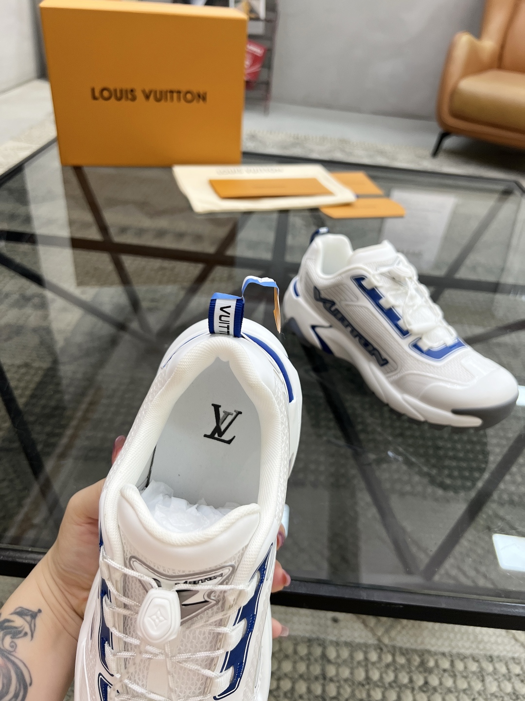  L 🔍顶级代购🇮🇹 路 炸街男神爆款运动板鞋专柜同步，鞋面意大利进口牛皮搭配网布面料，高品质滴胶复杂拼