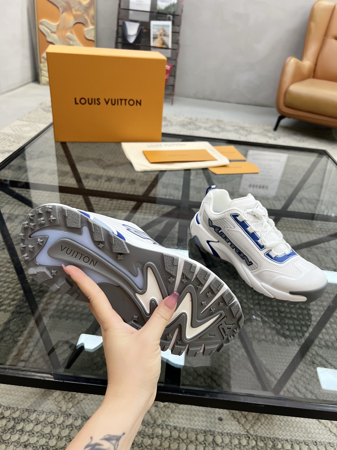  L 🔍顶级代购🇮🇹 路 炸街男神爆款运动板鞋专柜同步，鞋面意大利进口牛皮搭配网布面料，高品质滴胶复杂拼