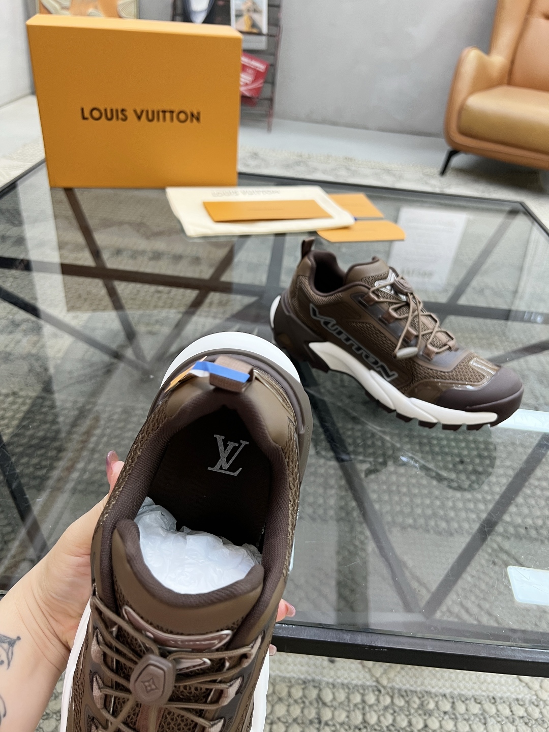  L 🔍顶级代购🇮🇹 路 炸街男神爆款运动板鞋专柜同步，鞋面意大利进口牛皮搭配网布面料，高品质滴胶复杂拼
