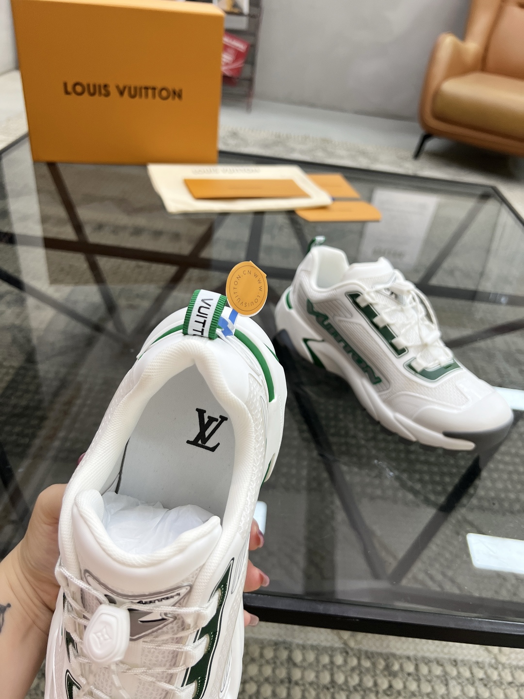  L 🔍顶级代购🇮🇹 路 炸街男神爆款运动板鞋专柜同步，鞋面意大利进口牛皮搭配网布面料，高品质滴胶复杂拼