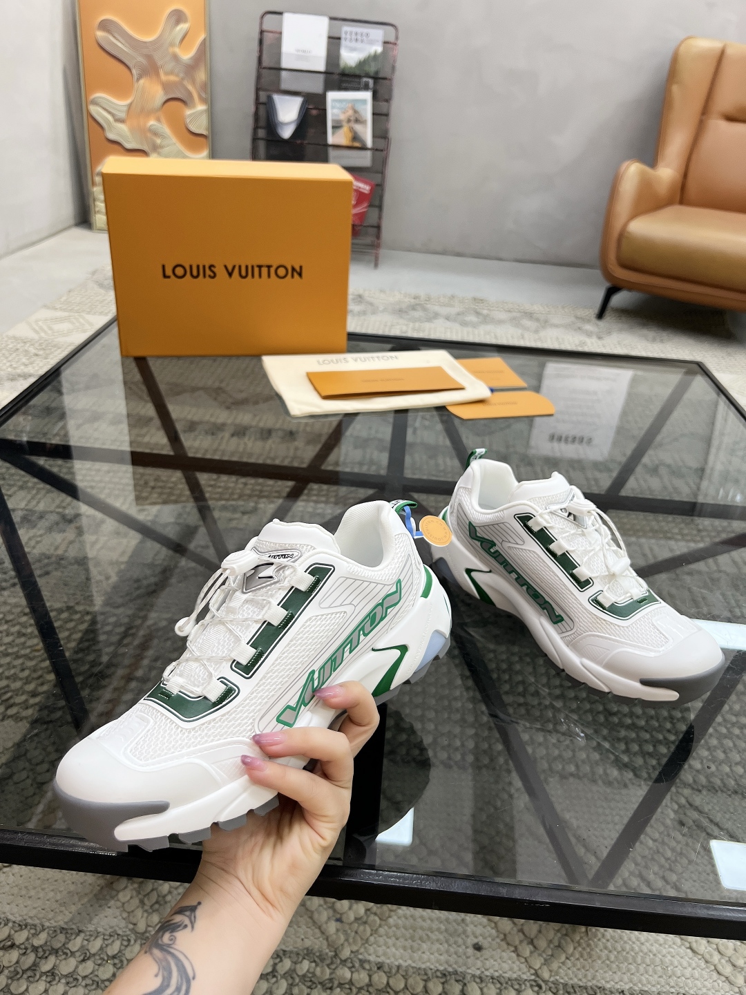  L 🔍顶级代购🇮🇹 路 炸街男神爆款运动板鞋专柜同步，鞋面意大利进口牛皮搭配网布面料，高品质滴胶复杂拼