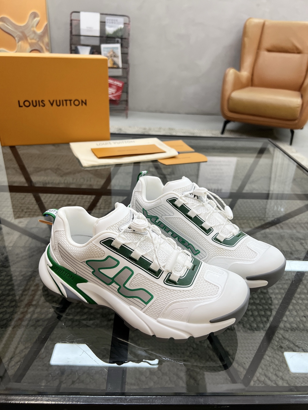  L 🔍顶级代购🇮🇹 路 炸街男神爆款运动板鞋专柜同步，鞋面意大利进口牛皮搭配网布面料，高品质滴胶复杂拼