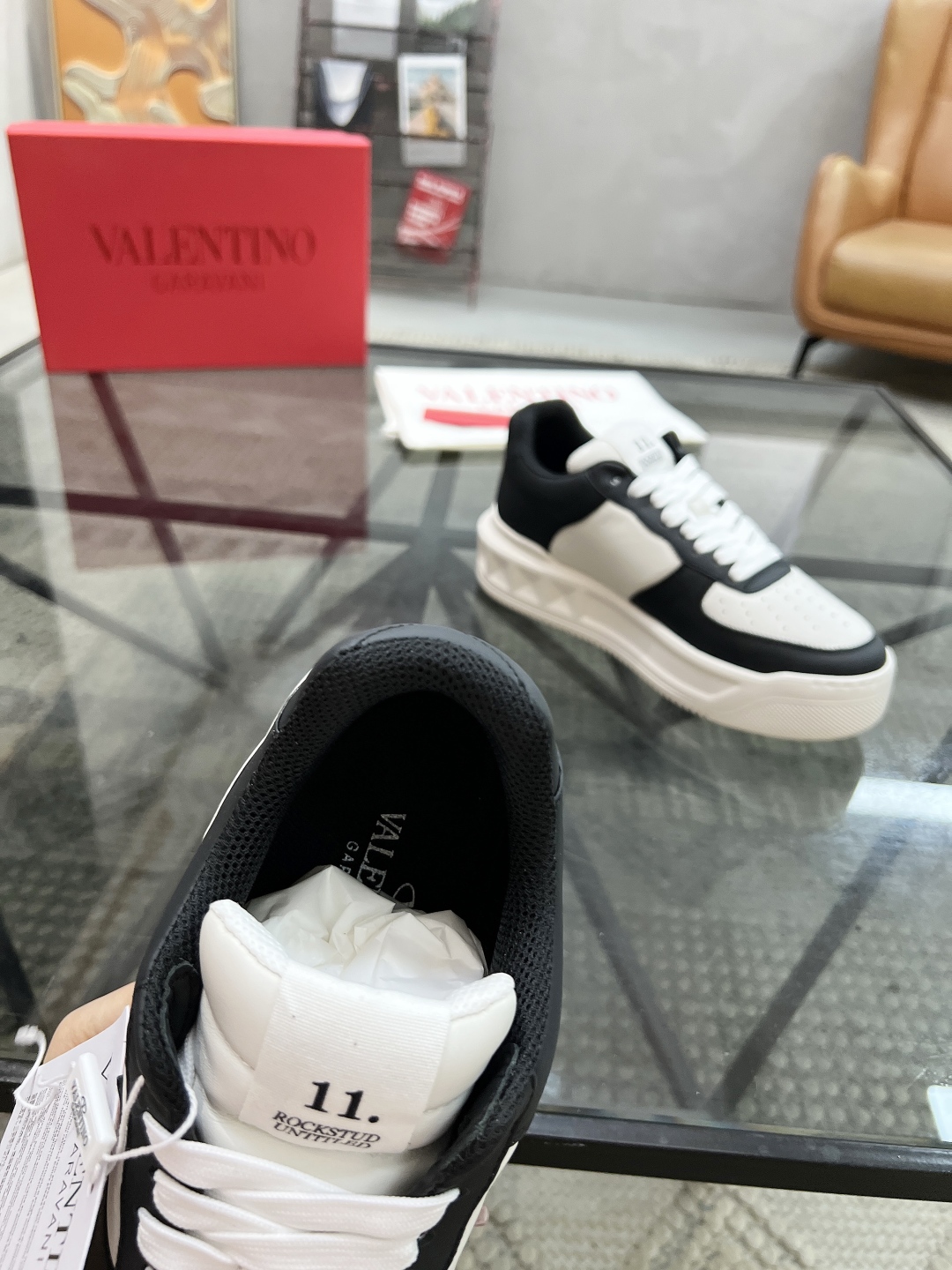  H 🔍顶级代购🇮🇹 华 炸街男神联名运动鞋新品，经反复试验终打造出完美版本，经典的华家高超拼接工艺技术