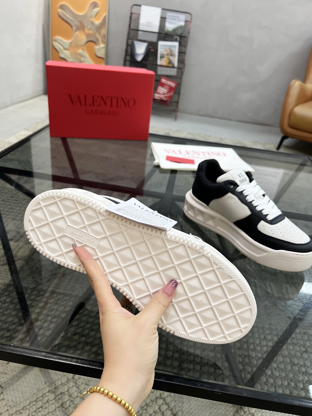  H 🔍顶级代购🇮🇹 华 炸街男神联名运动鞋新品，经反复试验终打造出完美版本，经典的华家高超拼接工艺技术