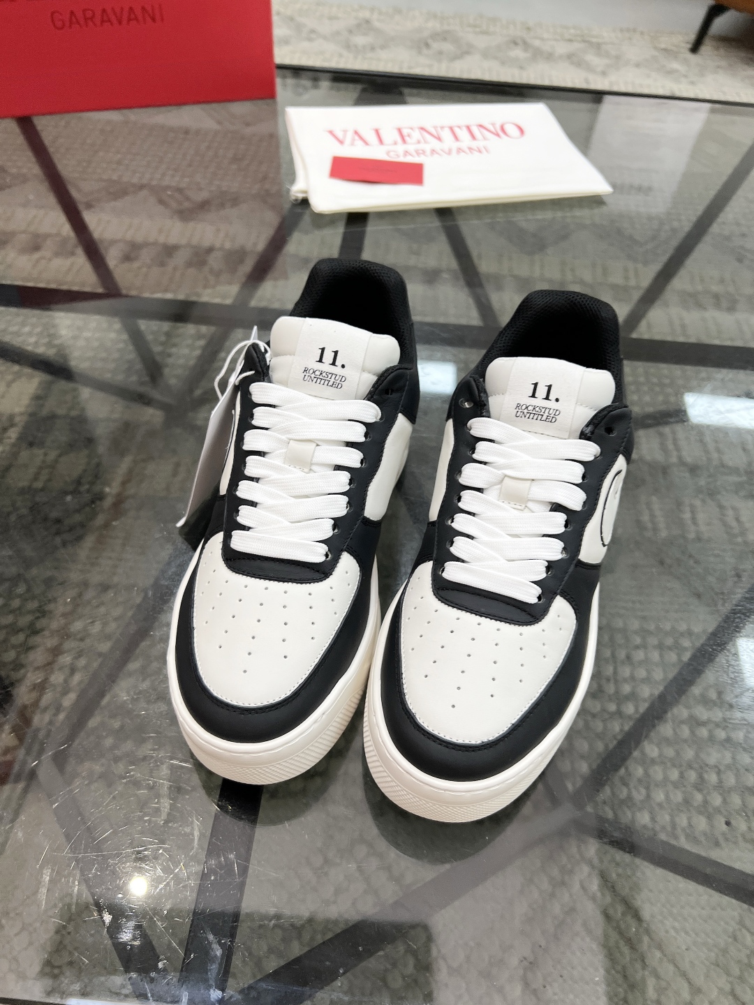  H 🔍顶级代购🇮🇹 华 炸街男神联名运动鞋新品，经反复试验终打造出完美版本，经典的华家高超拼接工艺技术