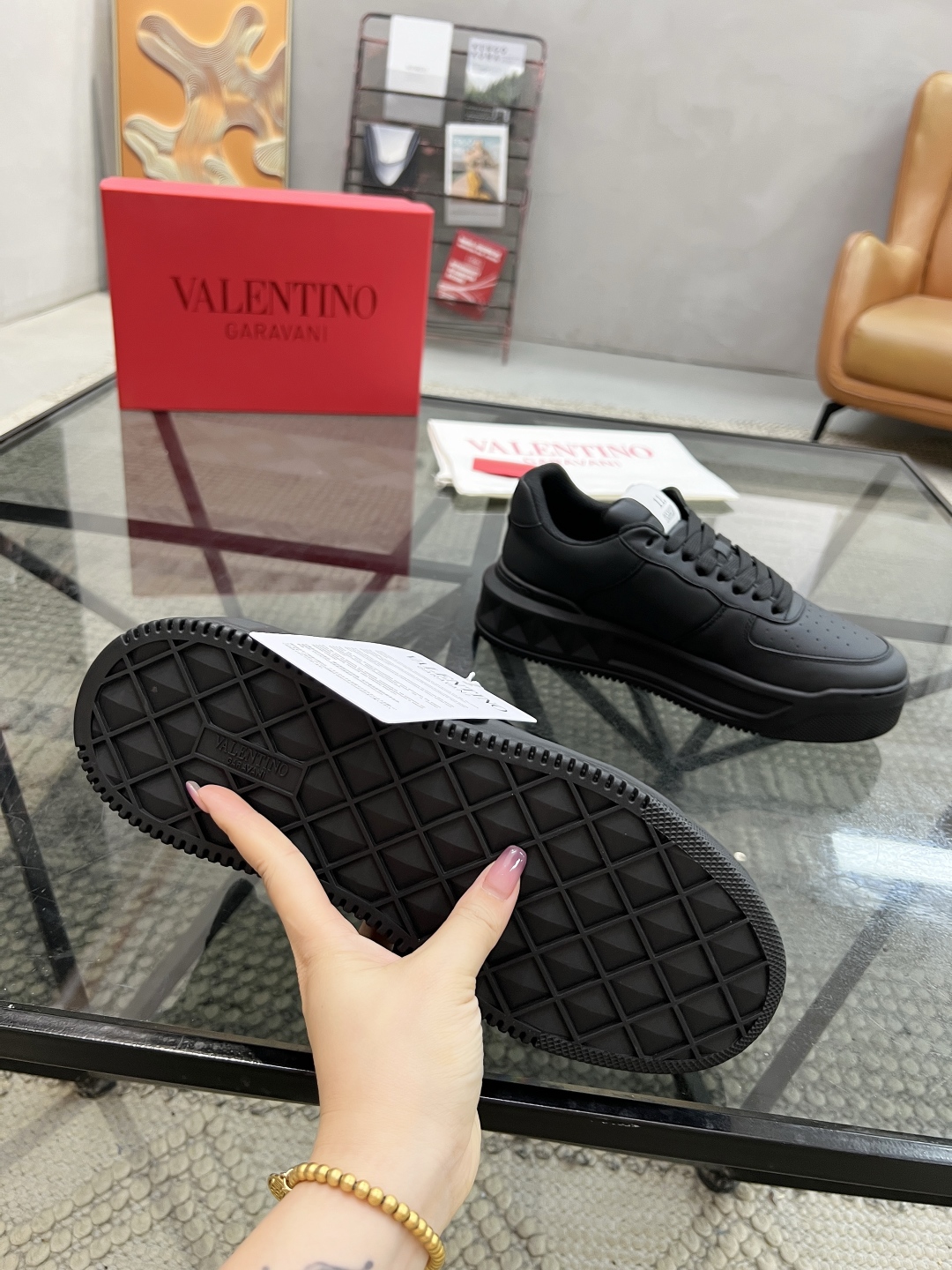  H 🔍顶级代购🇮🇹 华 炸街男神联名运动鞋新品，经反复试验终打造出完美版本，经典的华家高超拼接工艺技术