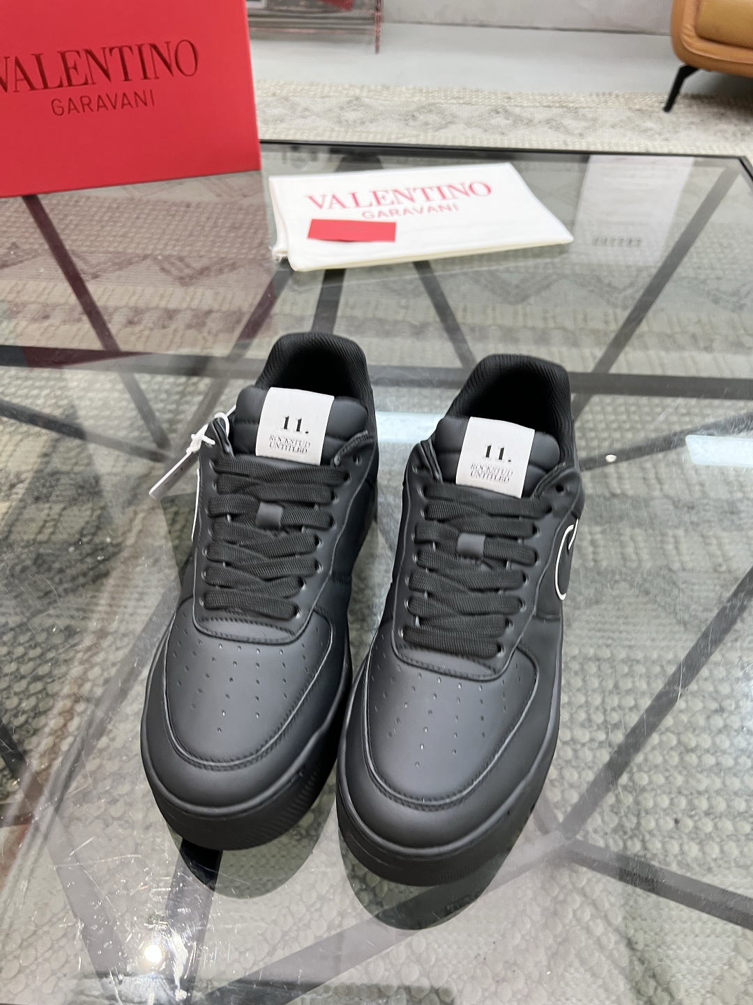  H 🔍顶级代购🇮🇹 华 炸街男神联名运动鞋新品，经反复试验终打造出完美版本，经典的华家高超拼接工艺技术