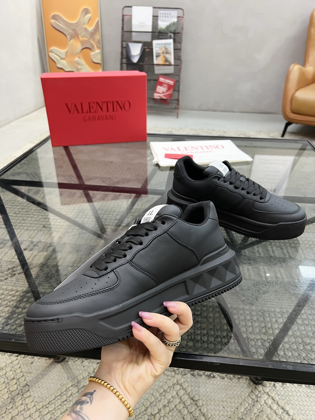  H 🔍顶级代购🇮🇹 华 炸街男神联名运动鞋新品，经反复试验终打造出完美版本，经典的华家高超拼接工艺技术