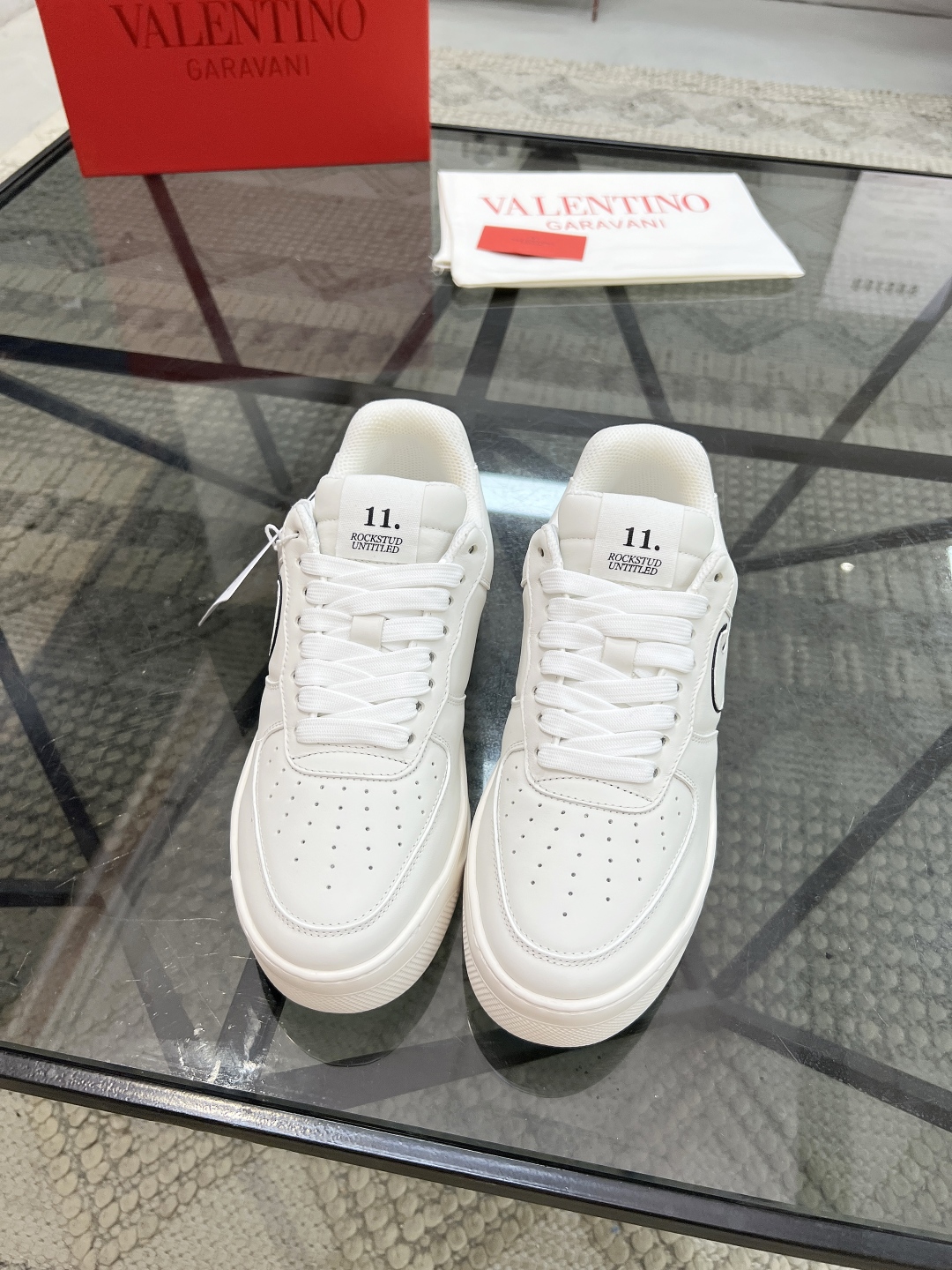  H 🔍顶级代购🇮🇹 华 炸街男神联名运动鞋新品，经反复试验终打造出完美版本，经典的华家高超拼接工艺技术