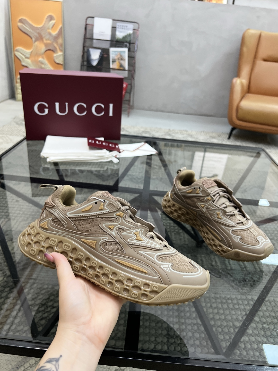  G 🔍顶级代购🇮🇹 古 炸街男神专柜同步发售原厂配置，意大利进口进口牛皮搭配网布面料，高品质拼接复杂工