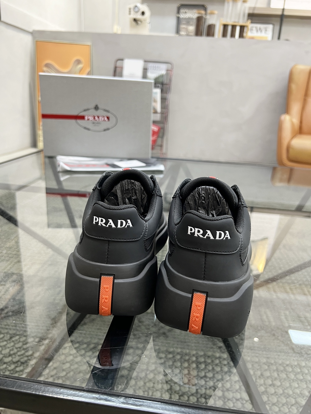  P 🔍顶级代购🇮🇹 普 炸街男神厚底运动休闲系列专柜同步发售原厂配置，意大利进口牛皮搭配网布面料，色彩