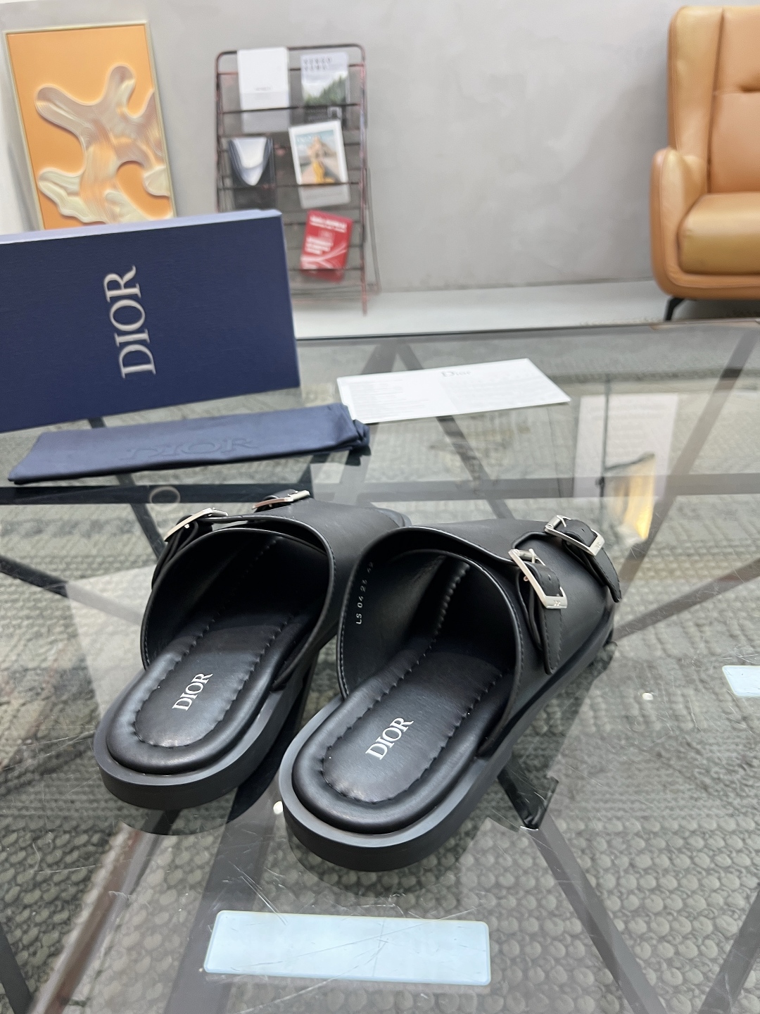  D 🔍顶级代购🇮🇹 迪 炸街男神拖鞋专柜新品同步，鞋面意大利进口牛皮面料，高品质拼接工艺品，鞋底：原厂
