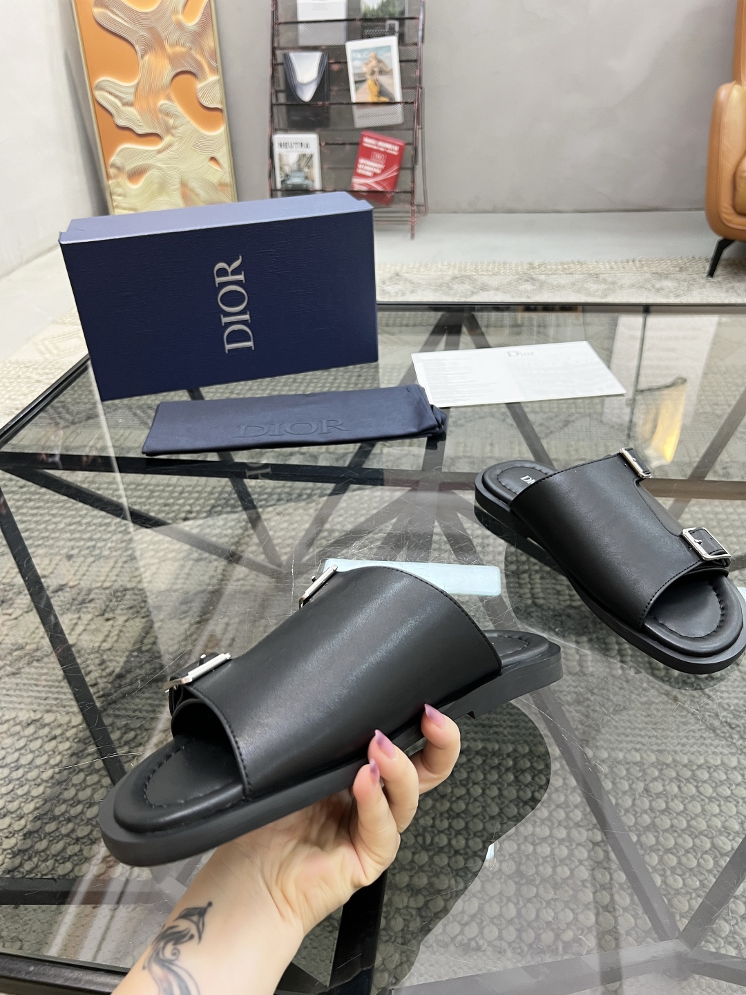  D 🔍顶级代购🇮🇹 迪 炸街男神拖鞋专柜新品同步，鞋面意大利进口牛皮面料，高品质拼接工艺品，鞋底：原厂