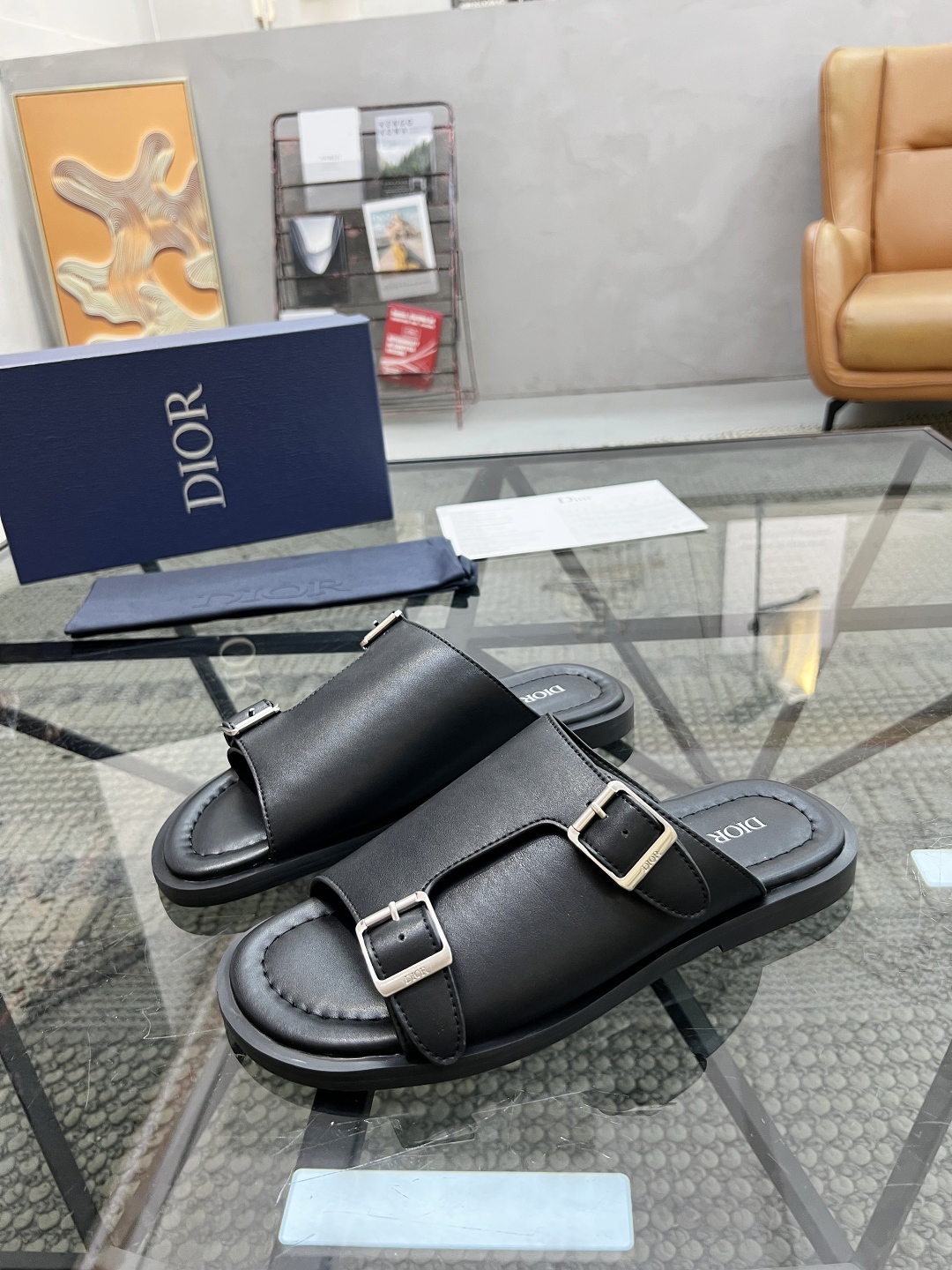  D 🔍顶级代购🇮🇹 迪 炸街男神拖鞋专柜新品同步，鞋面意大利进口牛皮面料，高品质拼接工艺品，鞋底：原厂