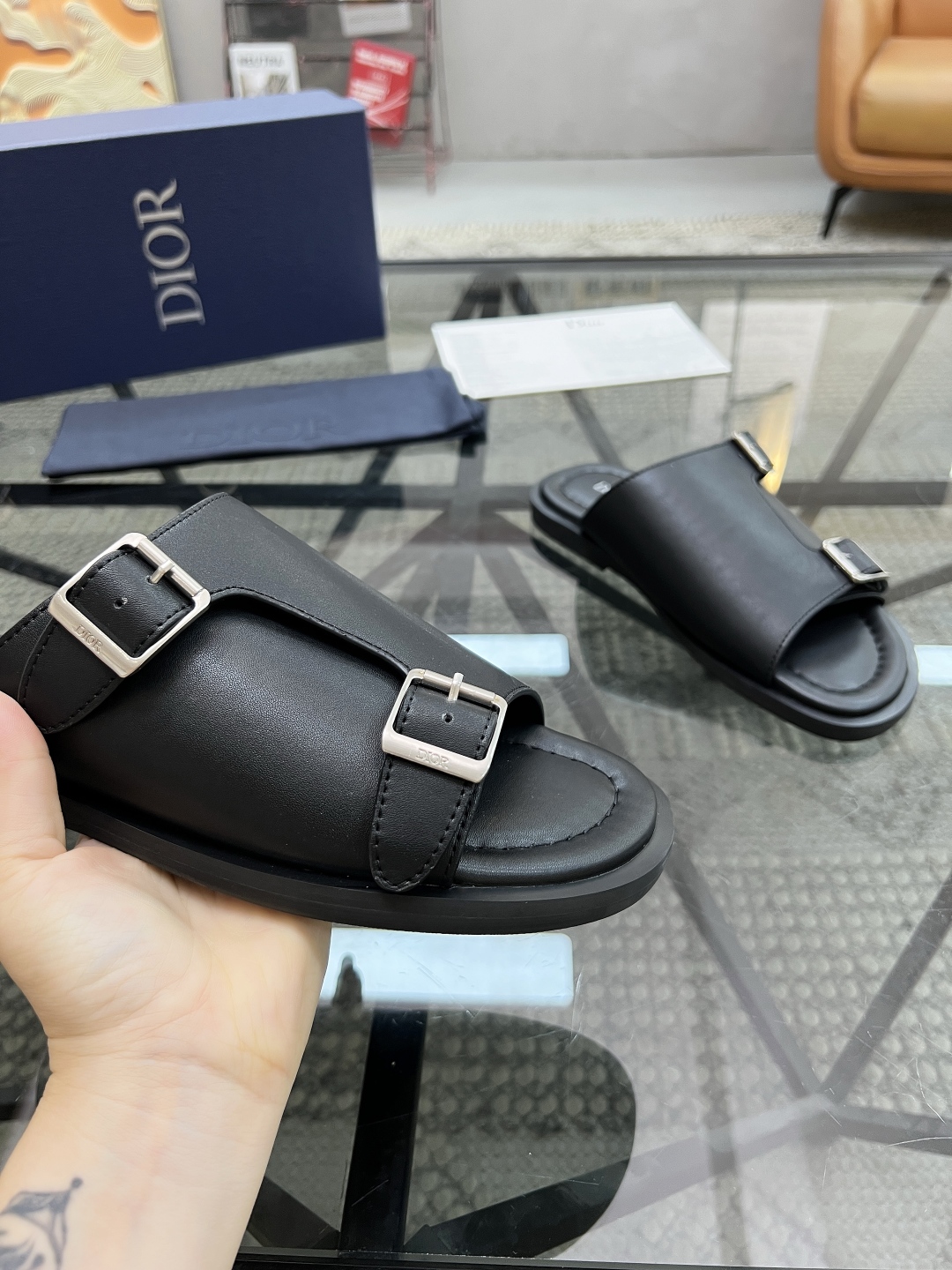  D 🔍顶级代购🇮🇹 迪 炸街男神拖鞋专柜新品同步，鞋面意大利进口牛皮面料，高品质拼接工艺品，鞋底：原厂