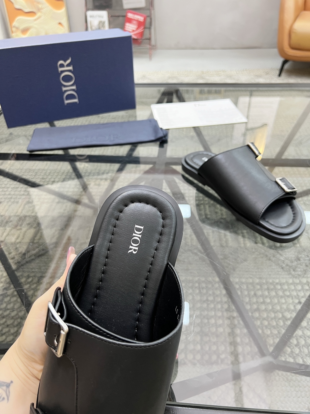  D 🔍顶级代购🇮🇹 迪 炸街男神拖鞋专柜新品同步，鞋面意大利进口牛皮面料，高品质拼接工艺品，鞋底：原厂