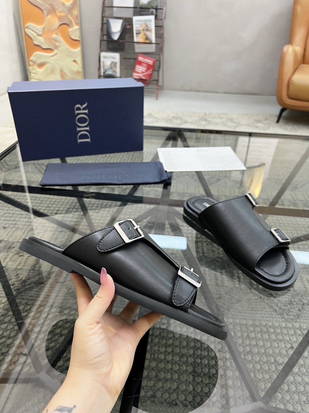  D 🔍顶级代购🇮🇹 迪 炸街男神拖鞋专柜新品同步，鞋面意大利进口牛皮面料，高品质拼接工艺品，鞋底：原厂