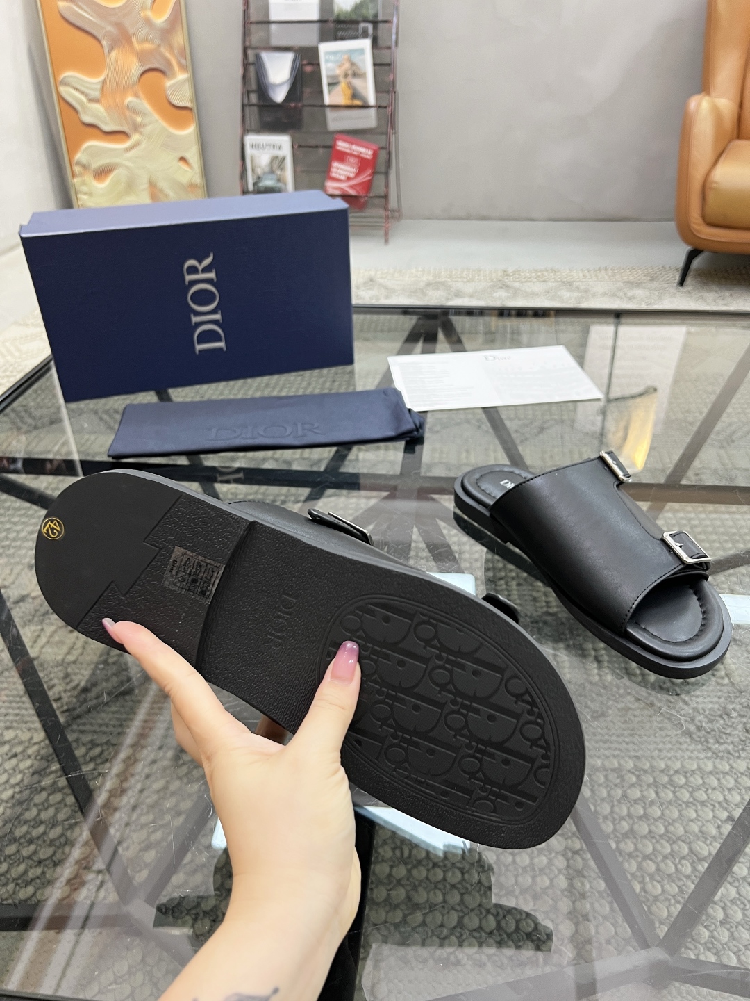  D 🔍顶级代购🇮🇹 迪 炸街男神拖鞋专柜新品同步，鞋面意大利进口牛皮面料，高品质拼接工艺品，鞋底：原厂