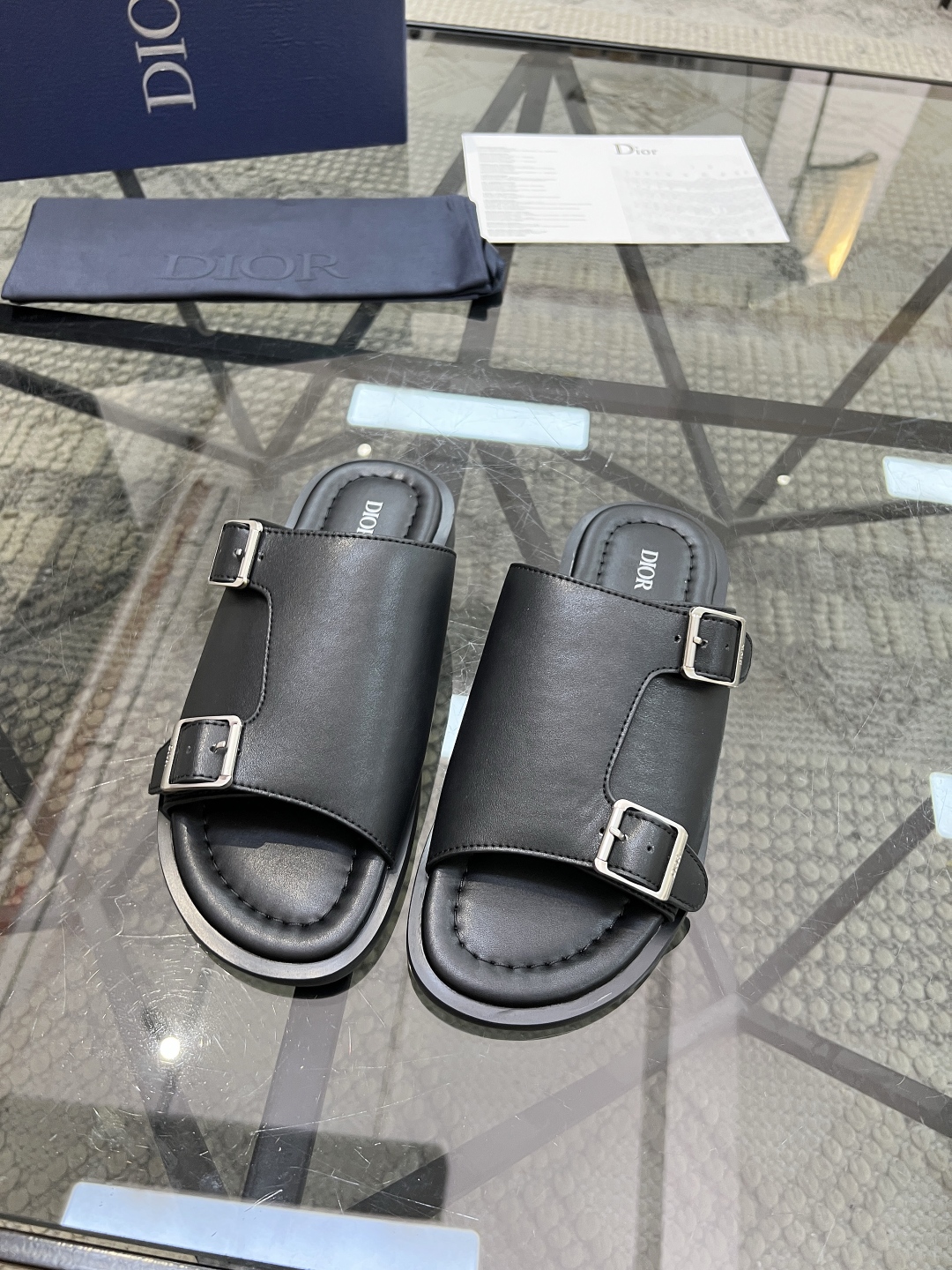  D 🔍顶级代购🇮🇹 迪 炸街男神拖鞋专柜新品同步，鞋面意大利进口牛皮面料，高品质拼接工艺品，鞋底：原厂