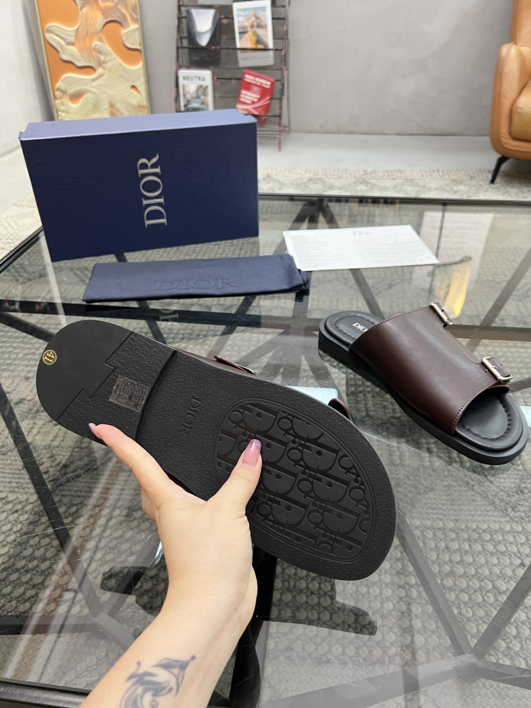  D 🔍顶级代购🇮🇹 迪 炸街男神拖鞋专柜新品同步，鞋面意大利进口牛皮面料，高品质拼接工艺品，鞋底：原厂
