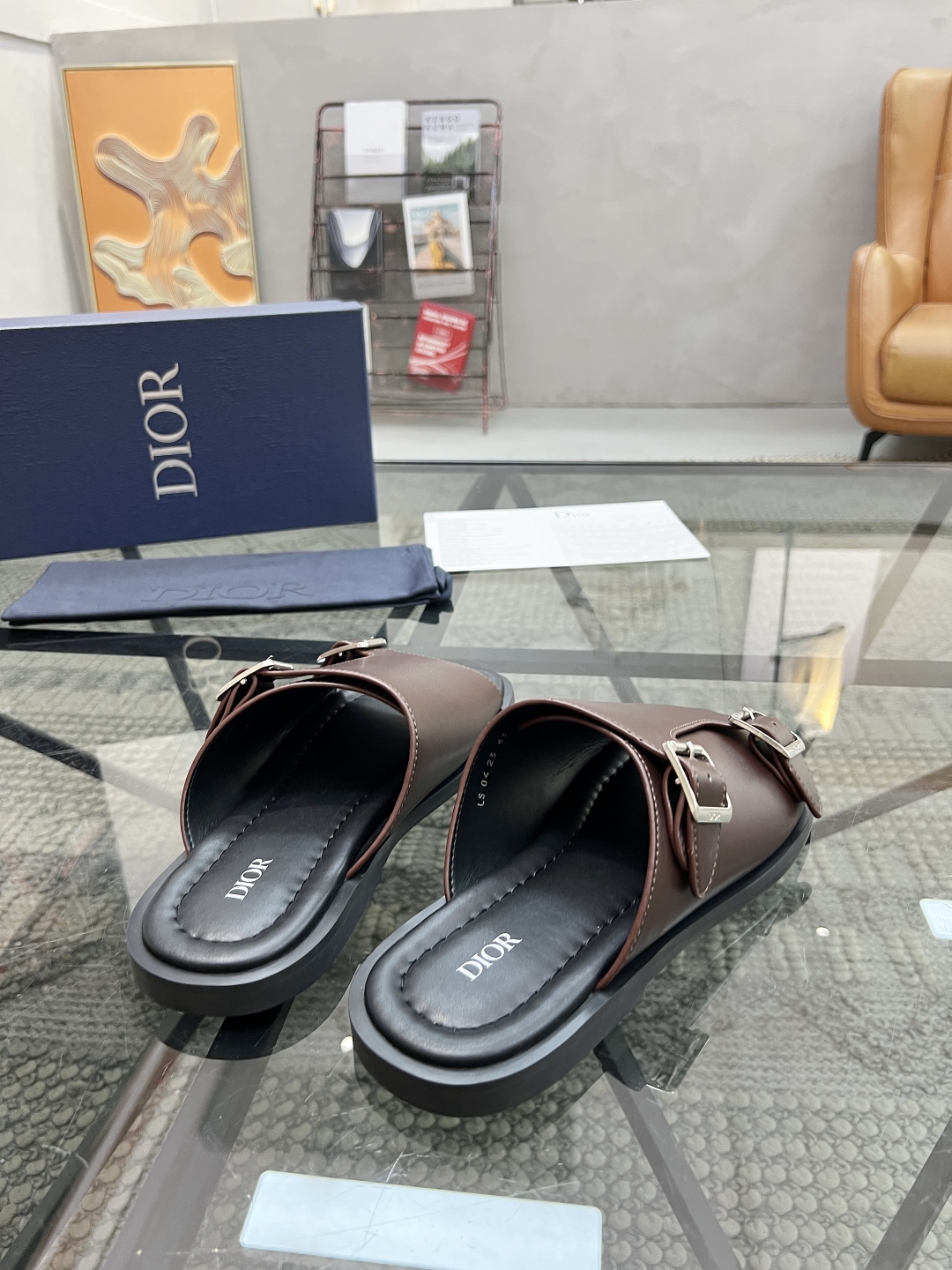  D 🔍顶级代购🇮🇹 迪 炸街男神拖鞋专柜新品同步，鞋面意大利进口牛皮面料，高品质拼接工艺品，鞋底：原厂