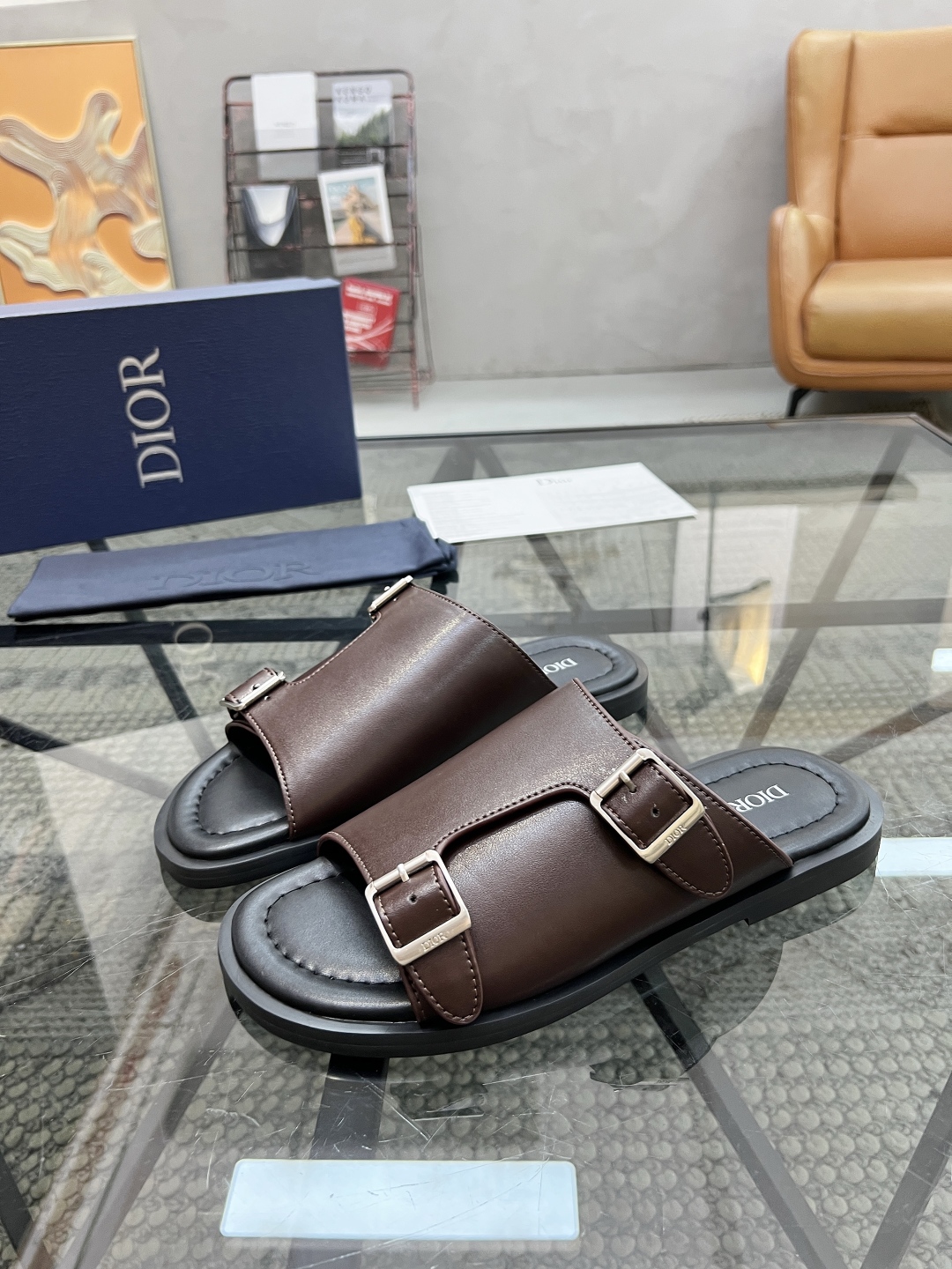  D 🔍顶级代购🇮🇹 迪 炸街男神拖鞋专柜新品同步，鞋面意大利进口牛皮面料，高品质拼接工艺品，鞋底：原厂